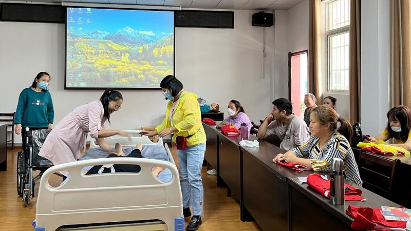 养老照护师证到手，补贴怎么领才不白跑